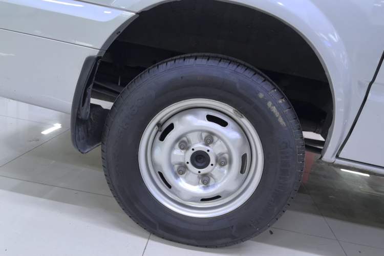 Used JMC Fushun 2023 2.0T Manual Short-Wheelbase Low-Roof Commercial Multi-Purpose Passenger Vehicle 6 Seats with Dual-Opening Tailgate
