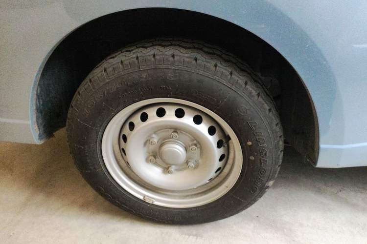 Used Wuling Yangguang 2024 300KM Comfort Version Passenger Van 75kW
