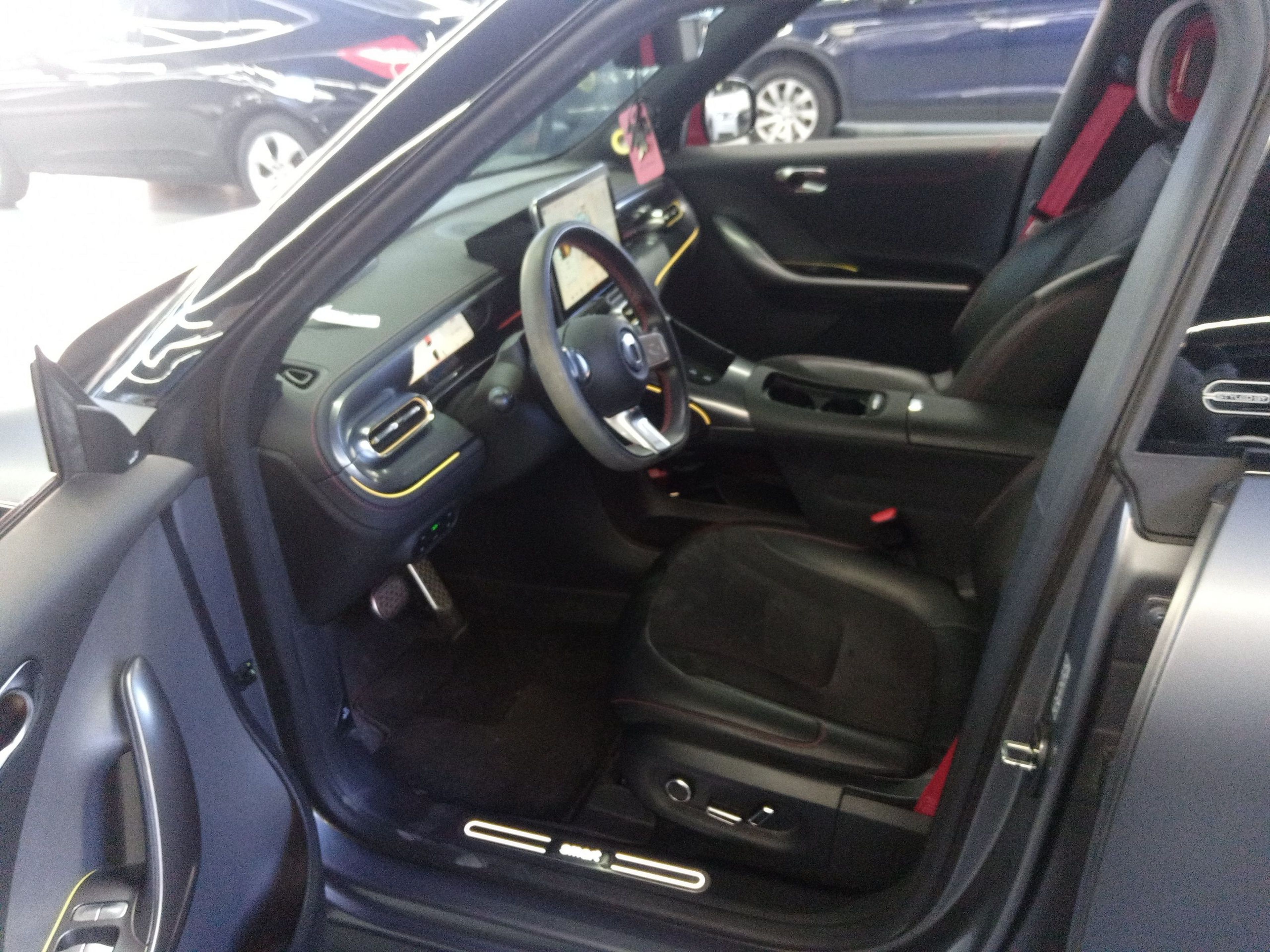 المقاعد الأمامية داخل السيارة