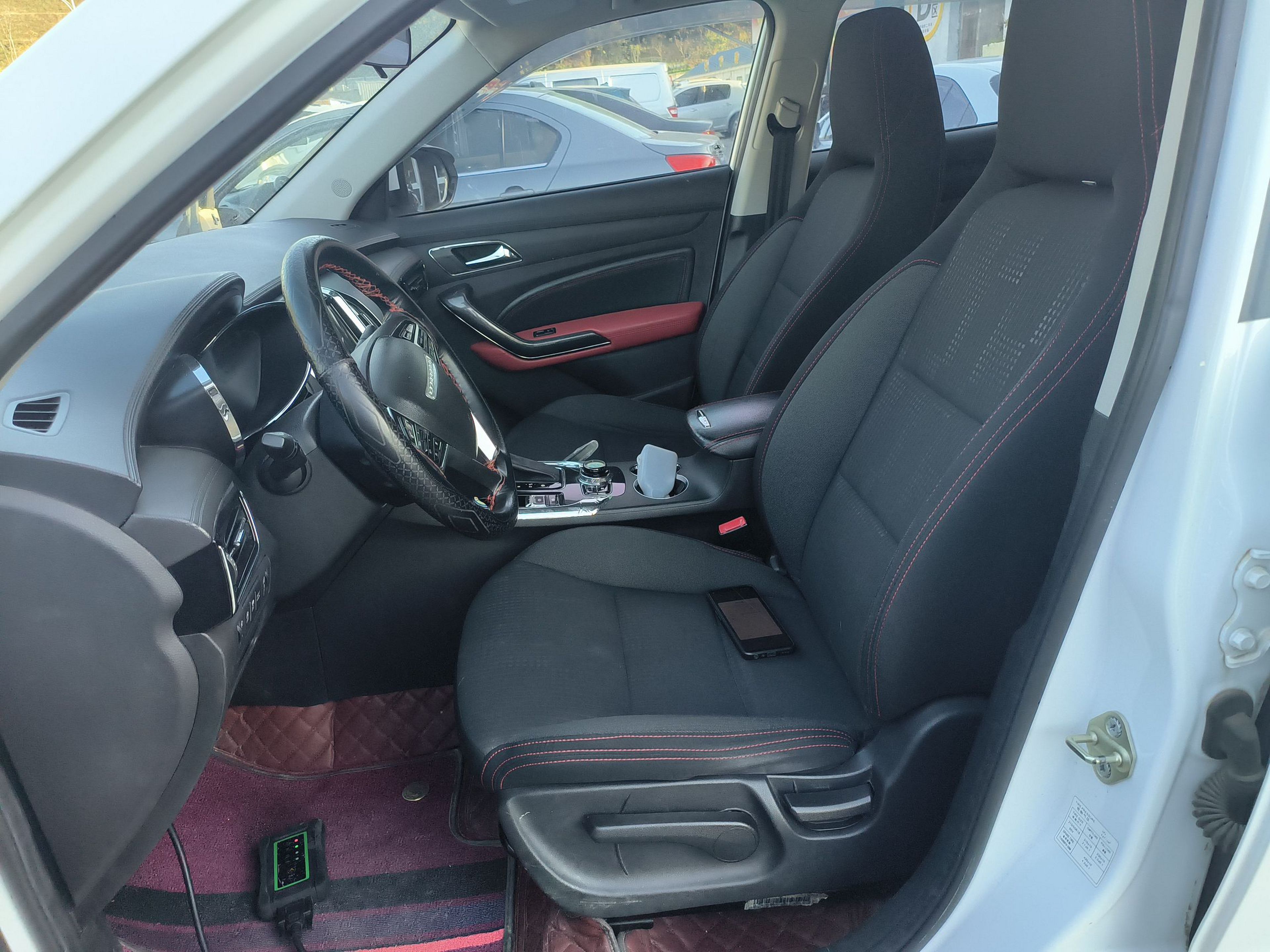 المقاعد الأمامية داخل السيارة