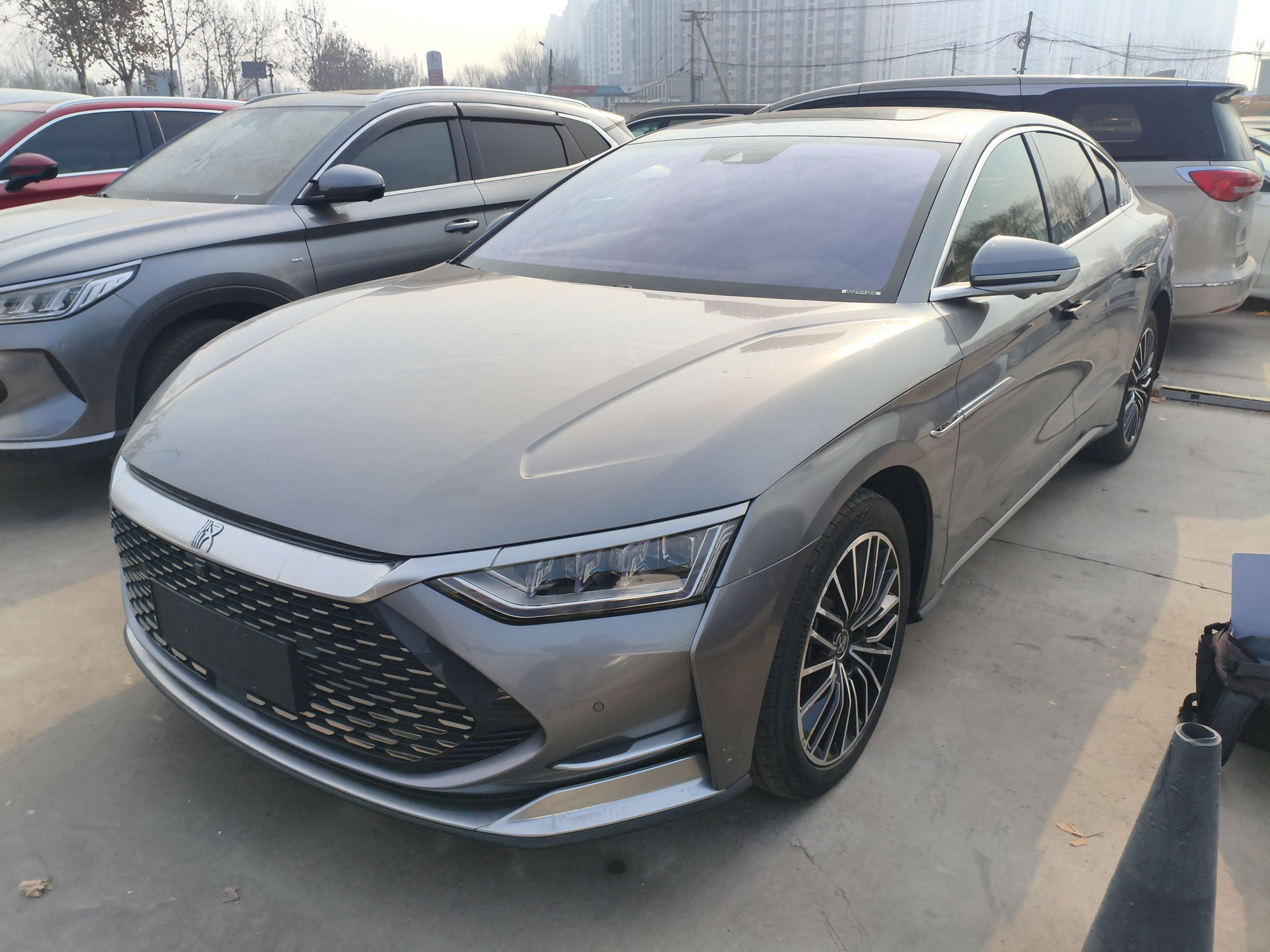 Под передней частью автомобиля