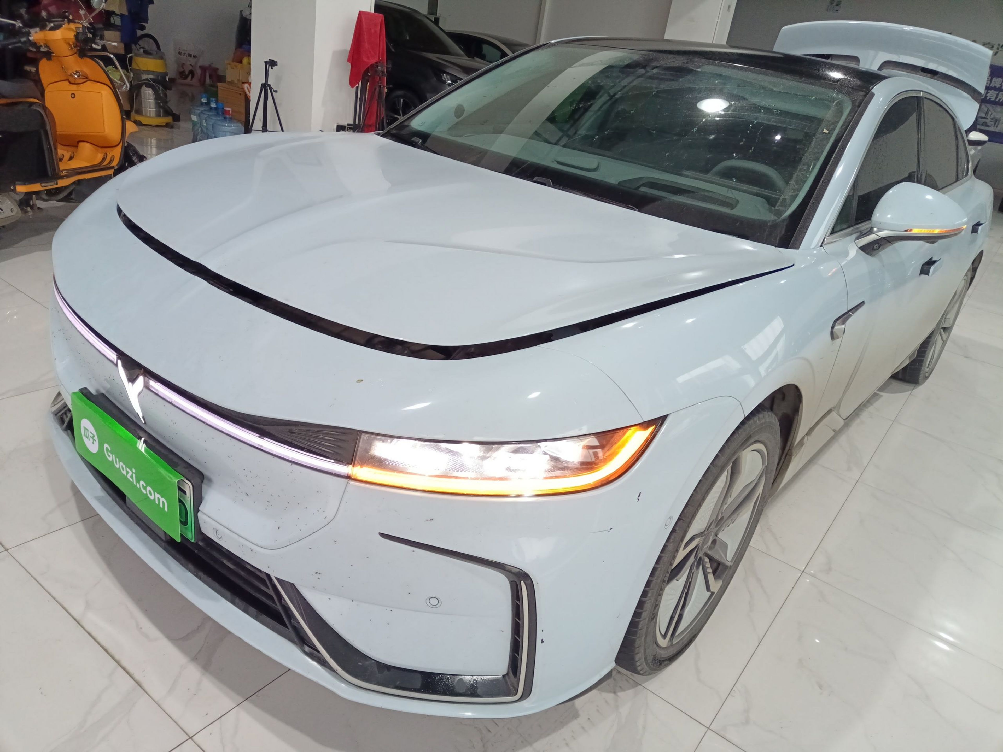 تحت مقدمة السيارة