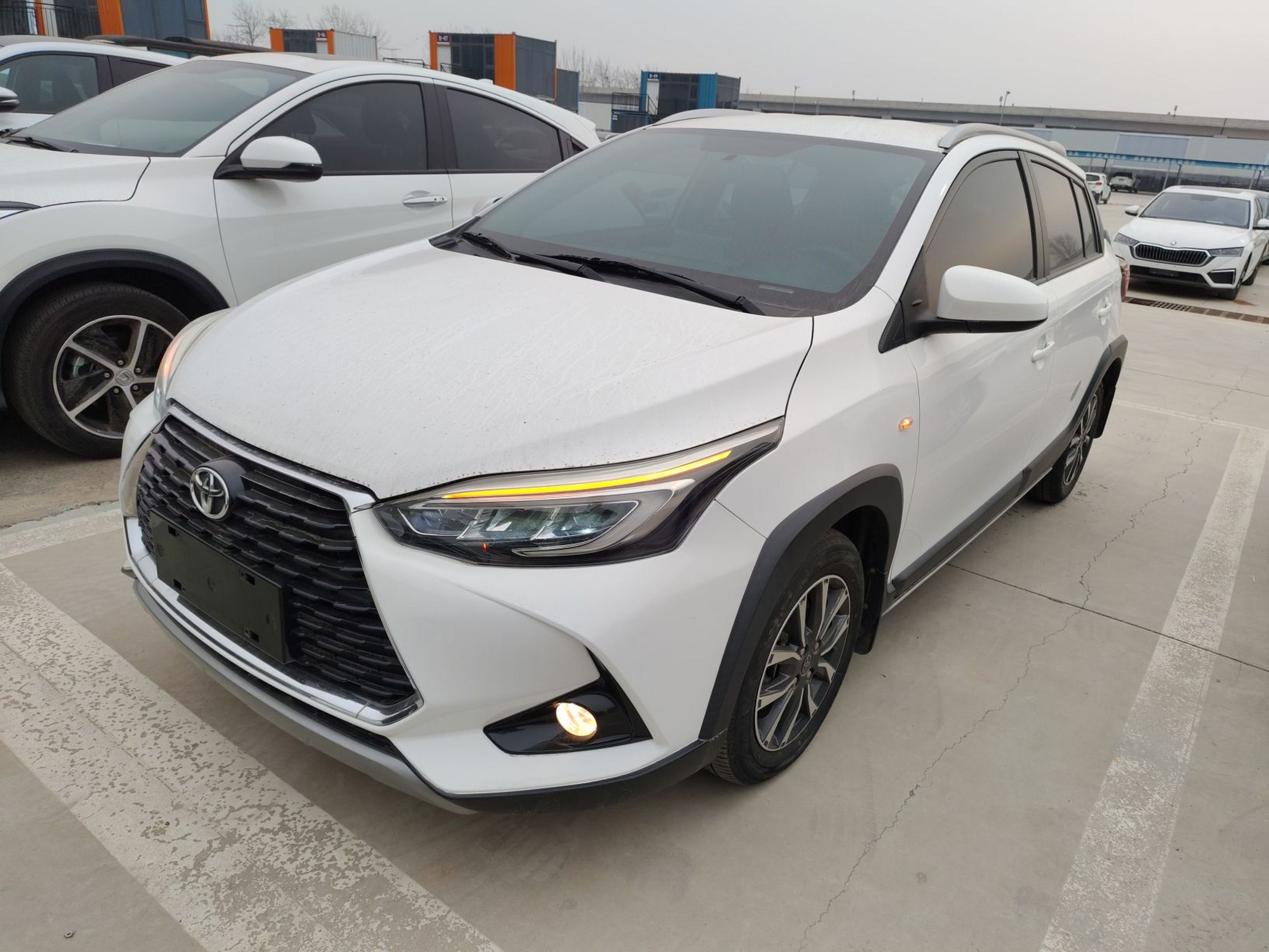 تحت مقدمة السيارة