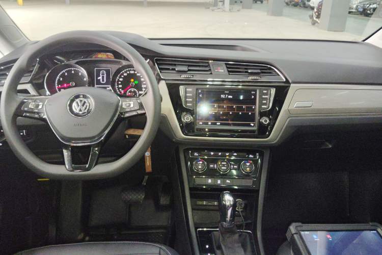 Used Volkswagen Touran 2018 Volkswagen Touran L 280TSI DSG Comfort Edition 7 Seats China VI Standard
