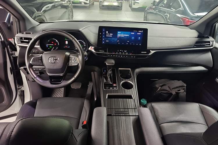 Used Toyota Sienna 2023 2.5L Hybrid Deluxe Edition
