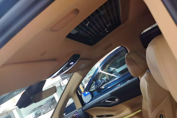 Used VOYAH Dream 2025 PHEV Four-Wheel Drive Prestige Kunpeng Edition
