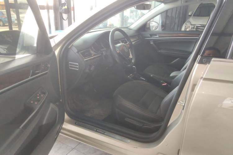 Used Volkswagen Bora 2016 230TSI DSG Luxury Version
