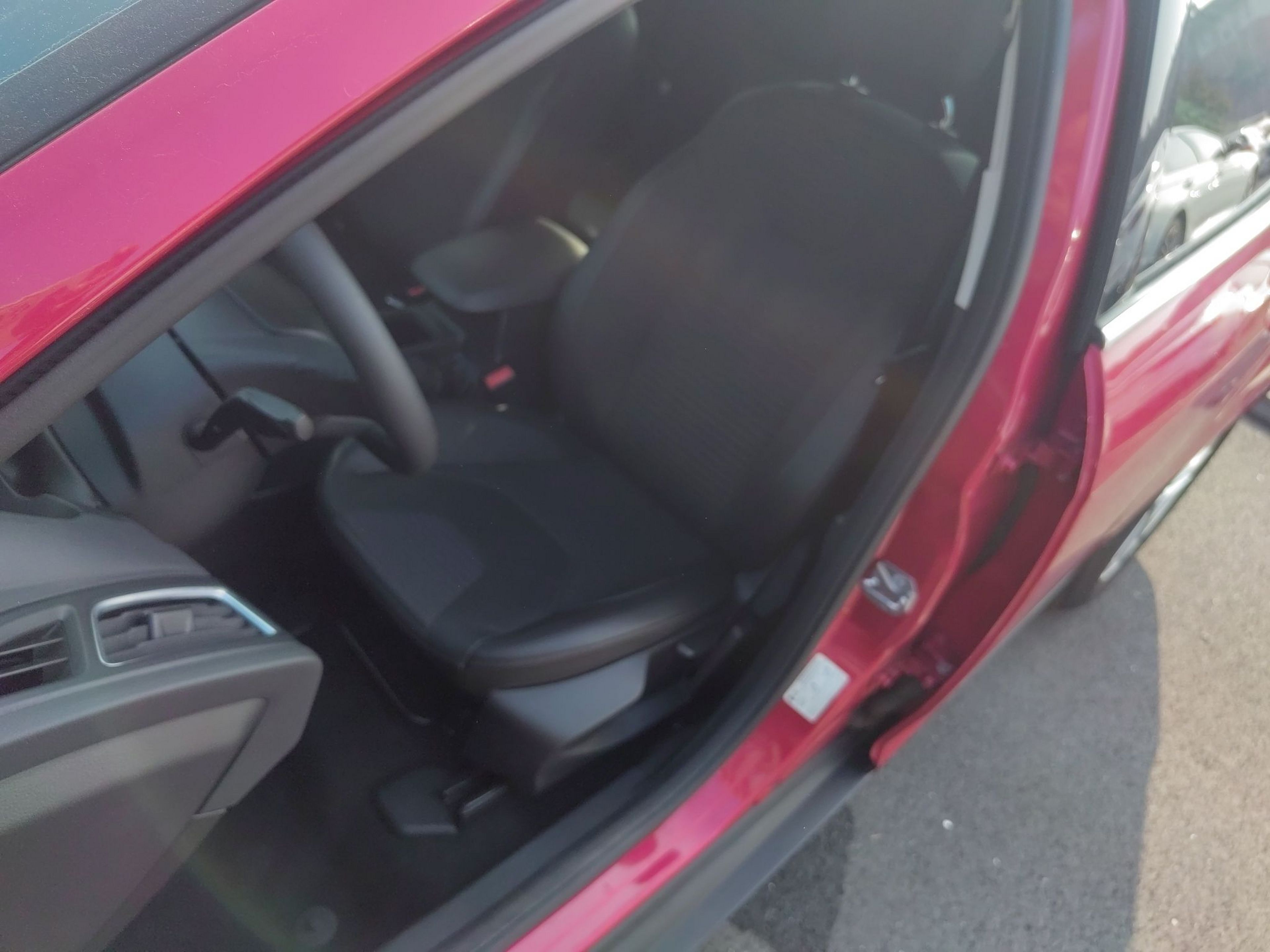 Переднее сиденье в автомобиле