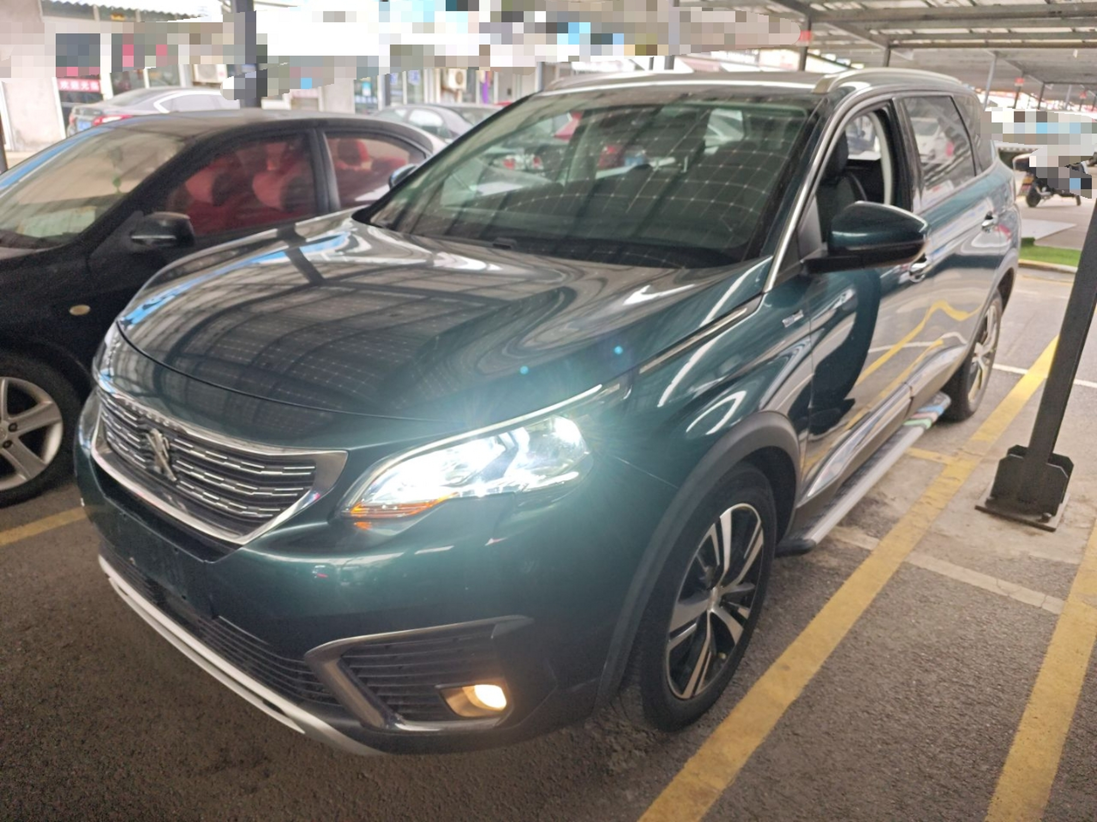 تحت مقدمة السيارة