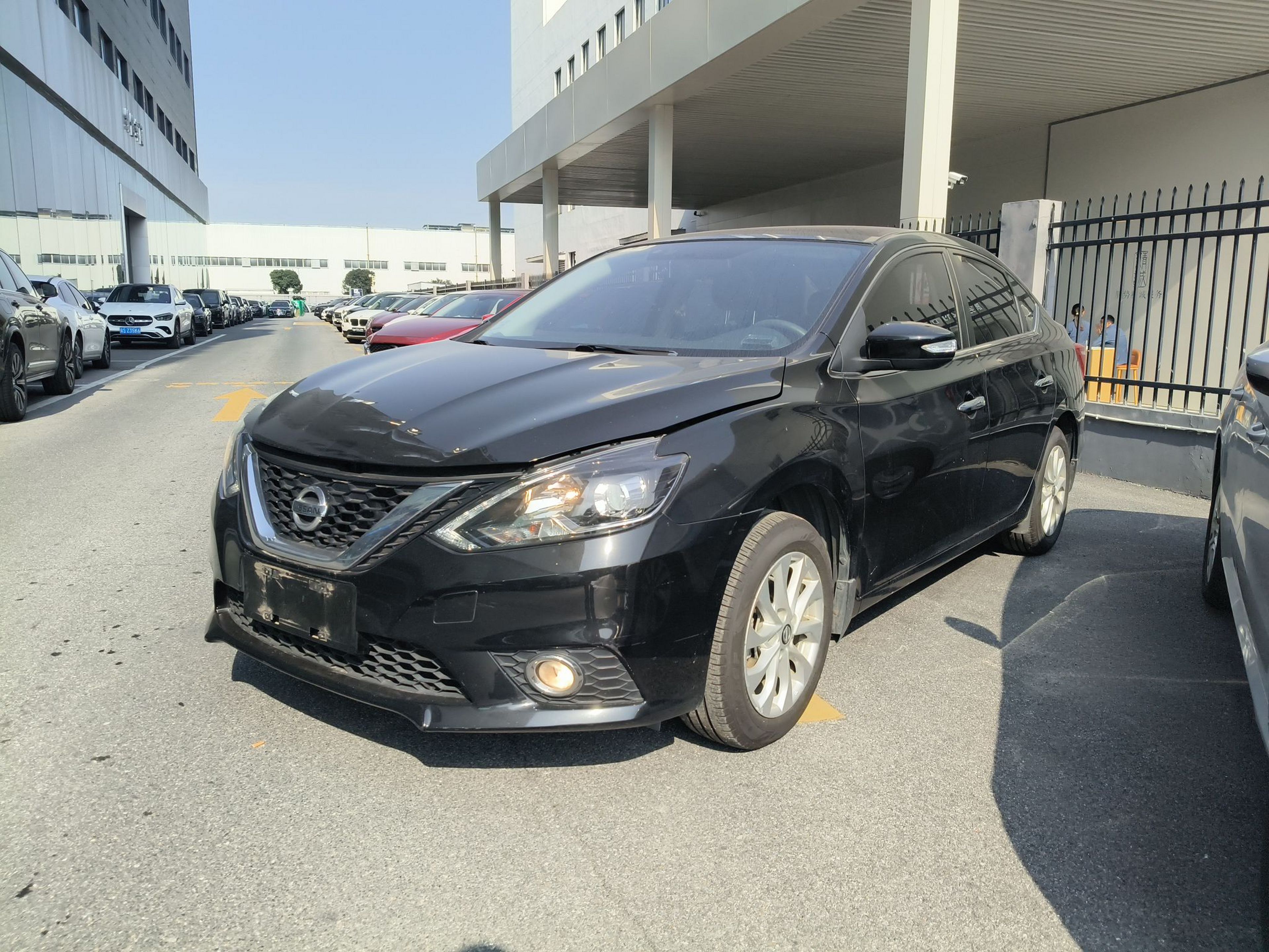 Под передней частью автомобиля