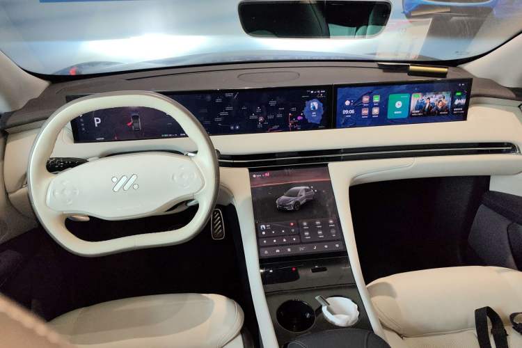 Used  LS7 2023 100kWh Lux All-Wheel-Drive Version