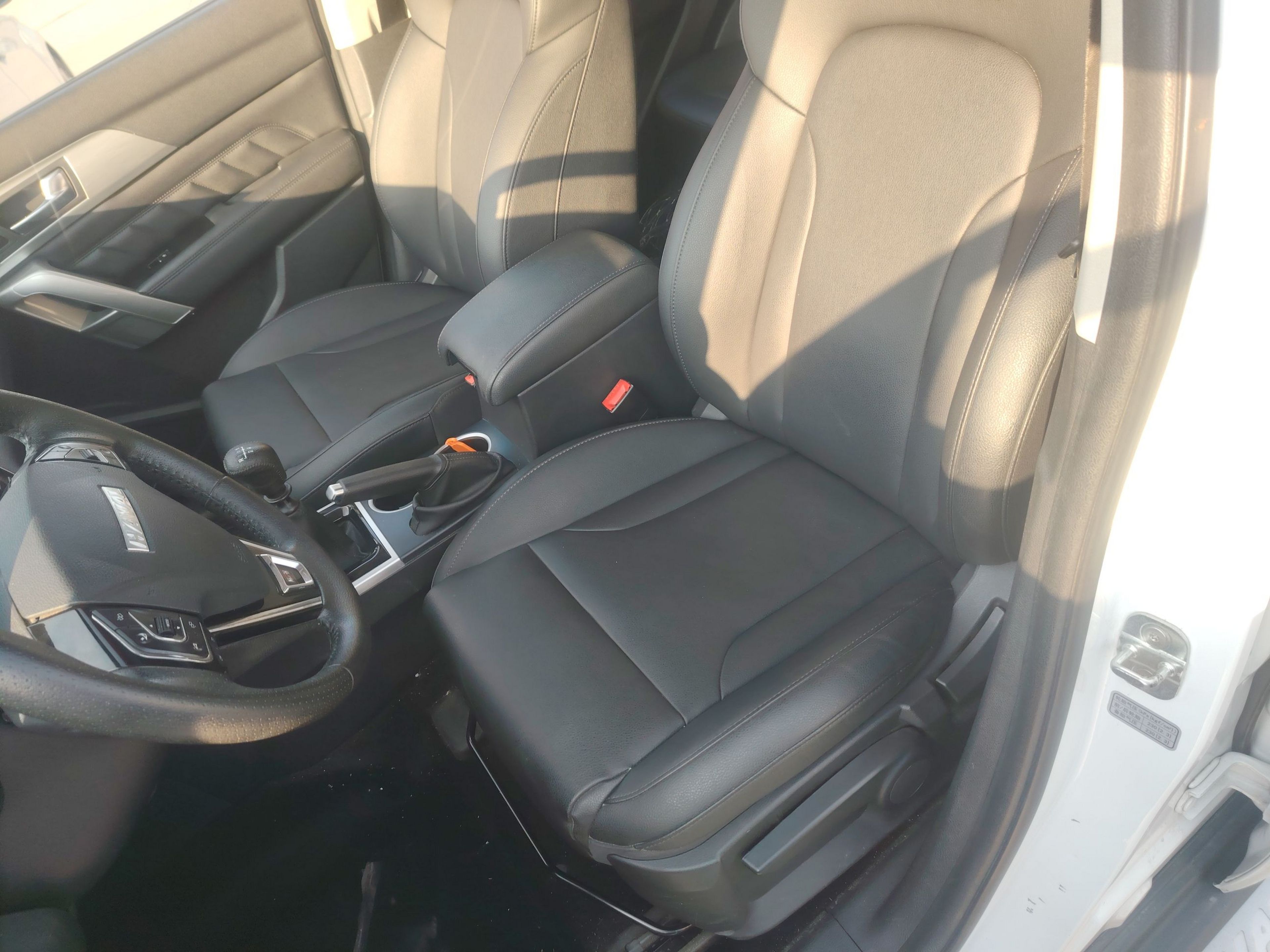 المقاعد الأمامية داخل السيارة