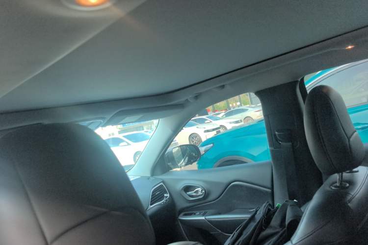 Used  Cherokee 2019 2.0T Two-Wheel Drive Smart Enjoyment Version China VI