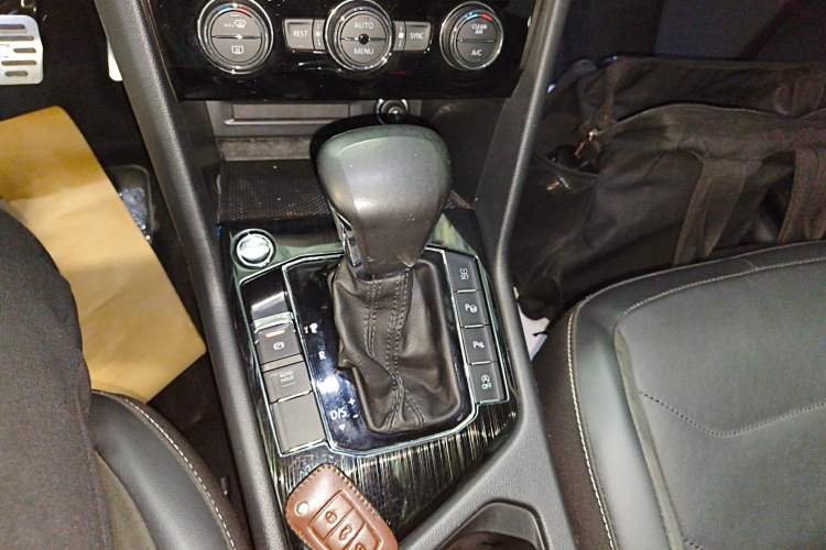 Used Volkswagen Tiguan L 2020 330TSI Automatic Two-Wheel Drive Smart Luxury Edition China VI Standard
