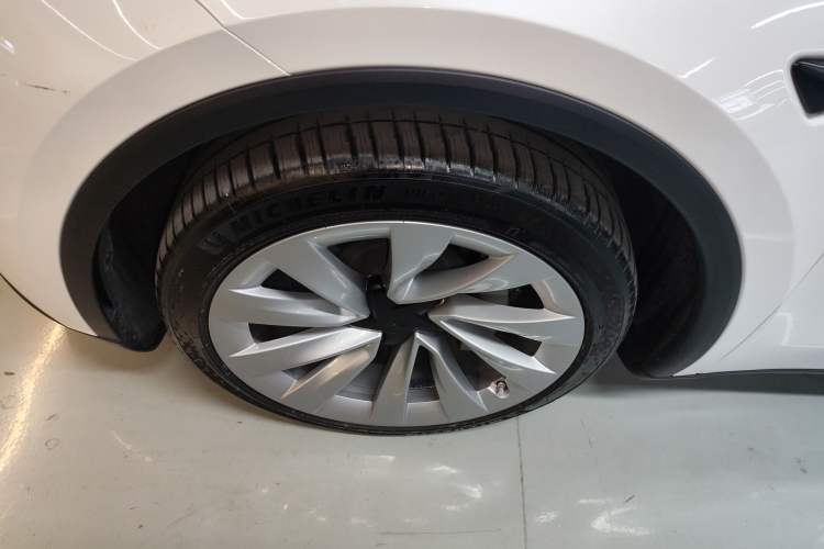 Used Tesla Model Y 2025 Long-Range All-Wheel-Drive Version
