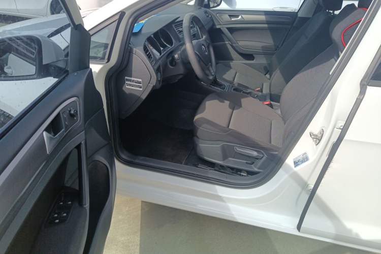 Used Volkswagen Golf 2016 1.6L Automatic Fashion Model
