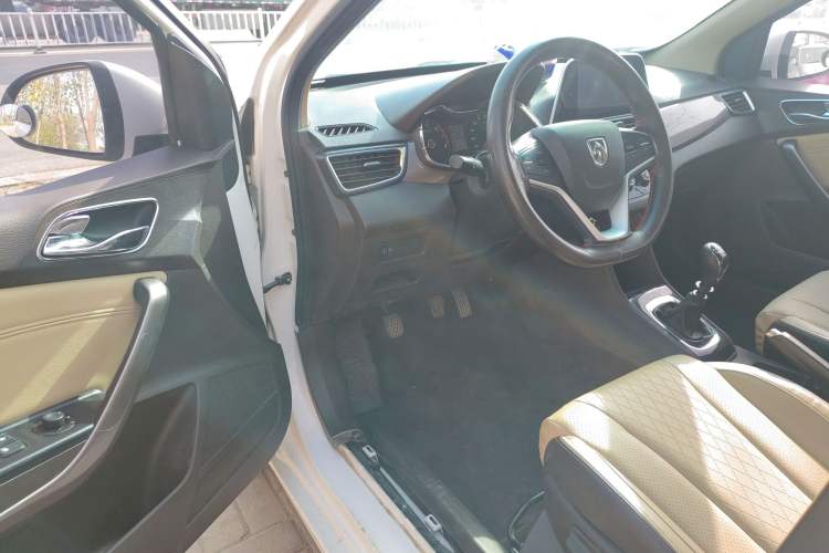 Used Baojun 310W 2017 1.5L Manual Fashion Model China V