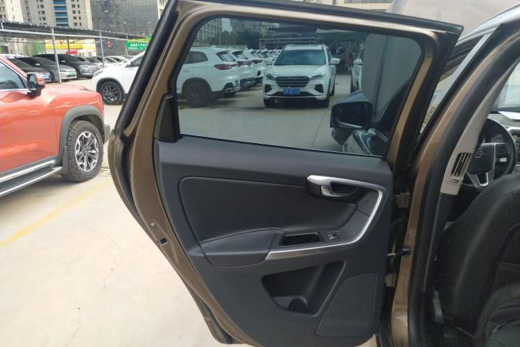 Used Volvo XC60 2017 T5 AWD Smart Upgrade Model
