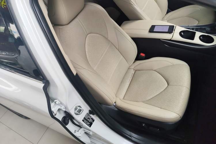 Used Toyota Avalon 2019 Dual-Engine 2.5L Luxury Edition China VI Standard
