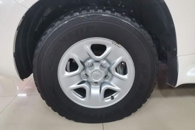 Used Toyota Land Cruiser 2015 4.0L V6 Middle East Low-Trim Version
