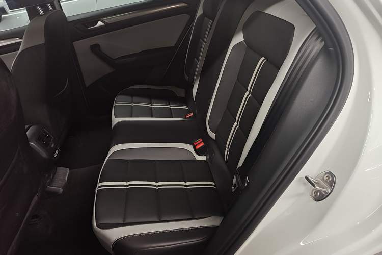 Used Volkswagen T-ROC 2024 300TSI DSG Two-Wheel-Drive Chen Guang Edition
