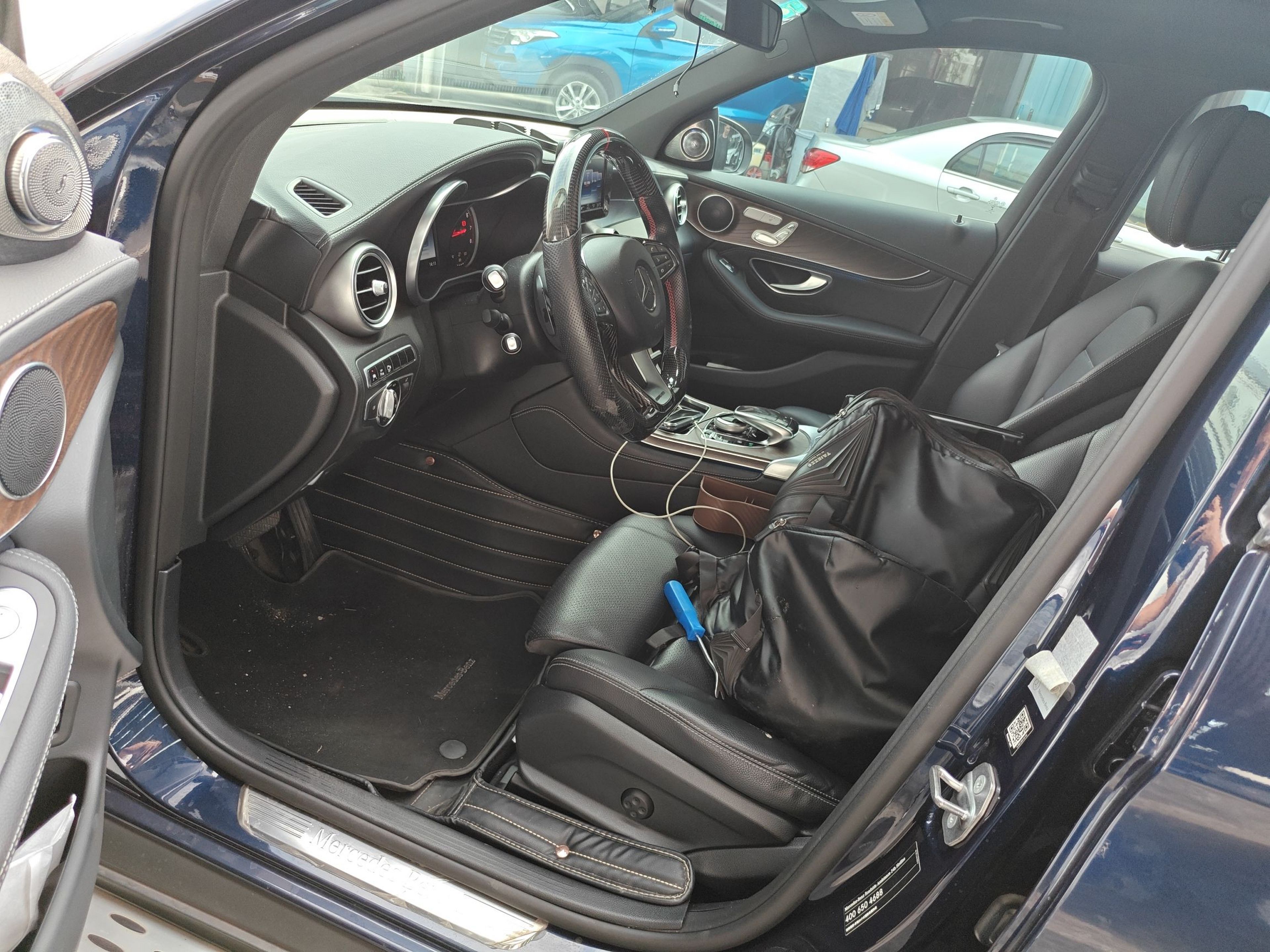 Переднее сиденье в автомобиле