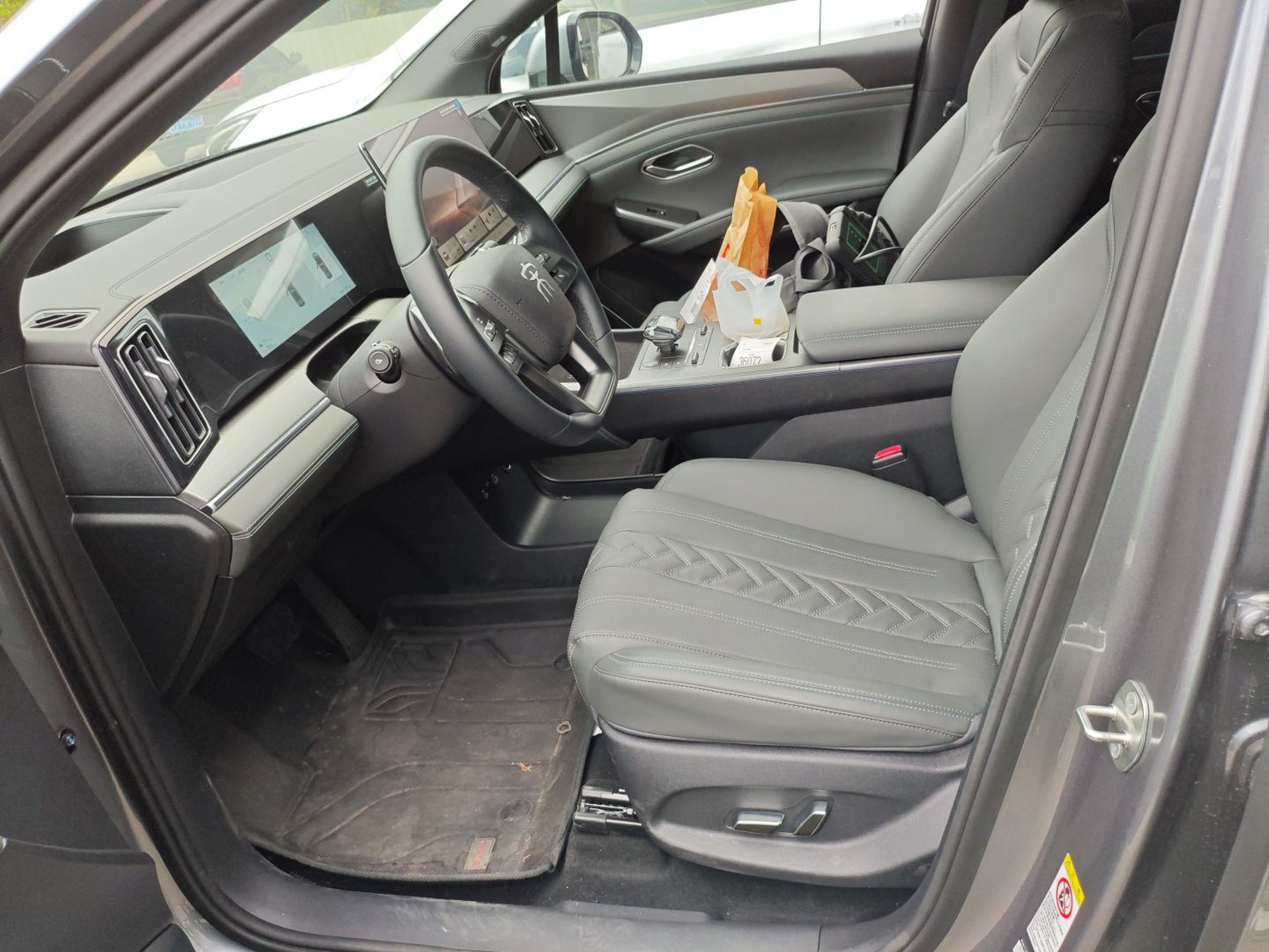 Переднее сиденье в автомобиле