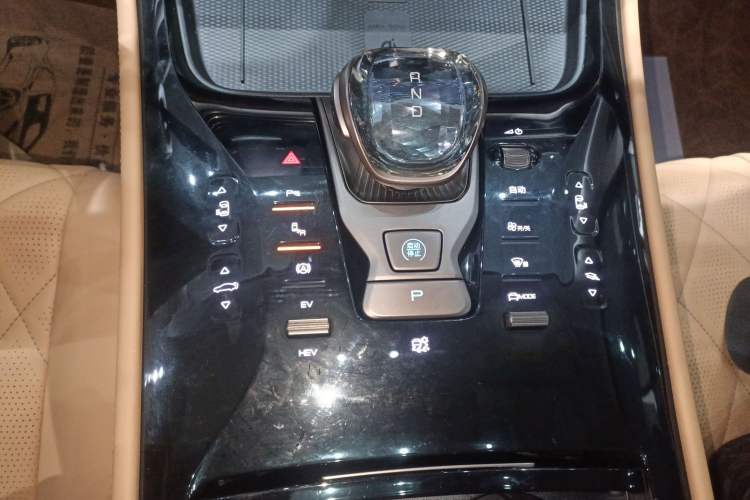 Used Denza D9 2022 DM-i 970 Four-Wheel Drive Prestige Model
