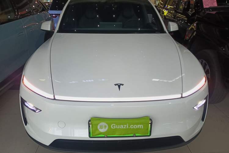 Used Tesla Model Y L 2025 Long-Range All-Wheel-Drive Version
