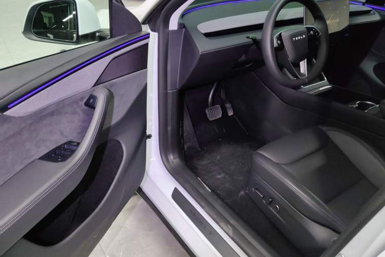 Used Tesla Model Y 2025 Long-Range All-Wheel-Drive Version