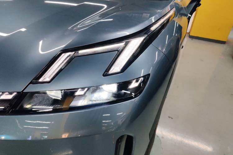 Used Lynk & Co 08 EM-P 2025 220 km All-Wheel-Drive Performance Halo