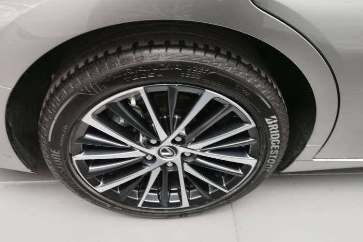 Used Lexus ES 2025 300h Deluxe Edition
