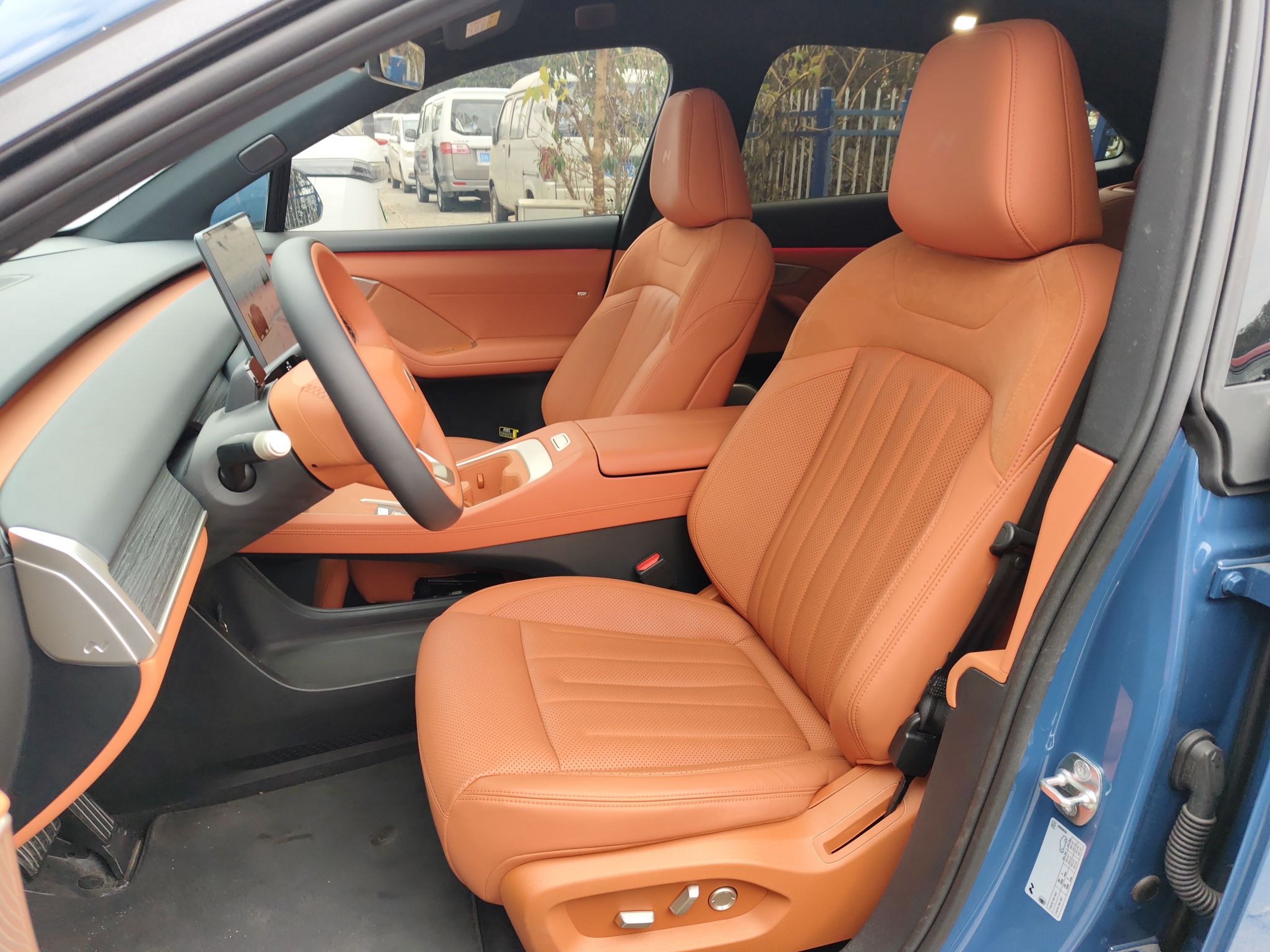 المقاعد الأمامية داخل السيارة