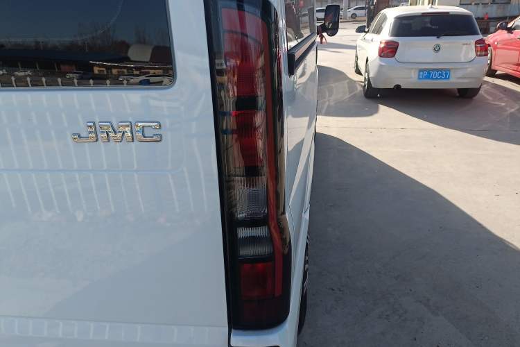 Used JMC Fushun 2022 2.0T Manual Multi-Function Passenger Vehicle Short Wheelbase Mid-Height Roof 6-Seater