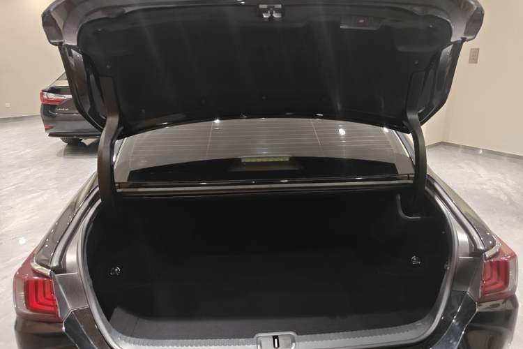 Used Lexus ES 2020 300h Premier Edition
