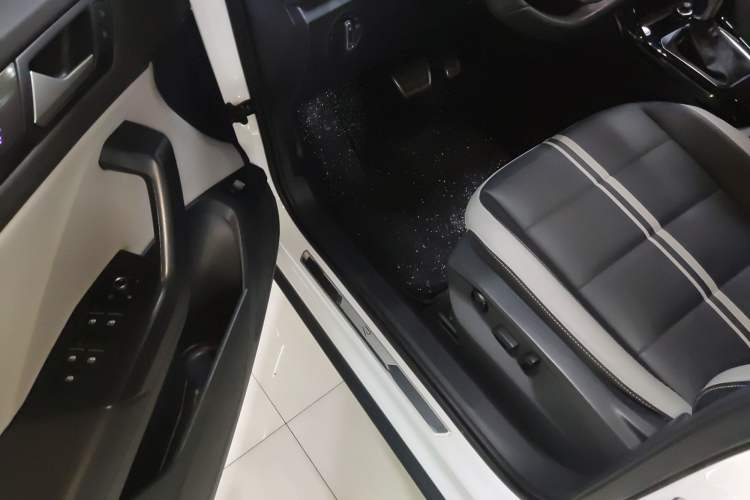 Used Volkswagen T-ROC 2023 300TSI DSG Two-Wheel-Drive Chen Guang Edition
