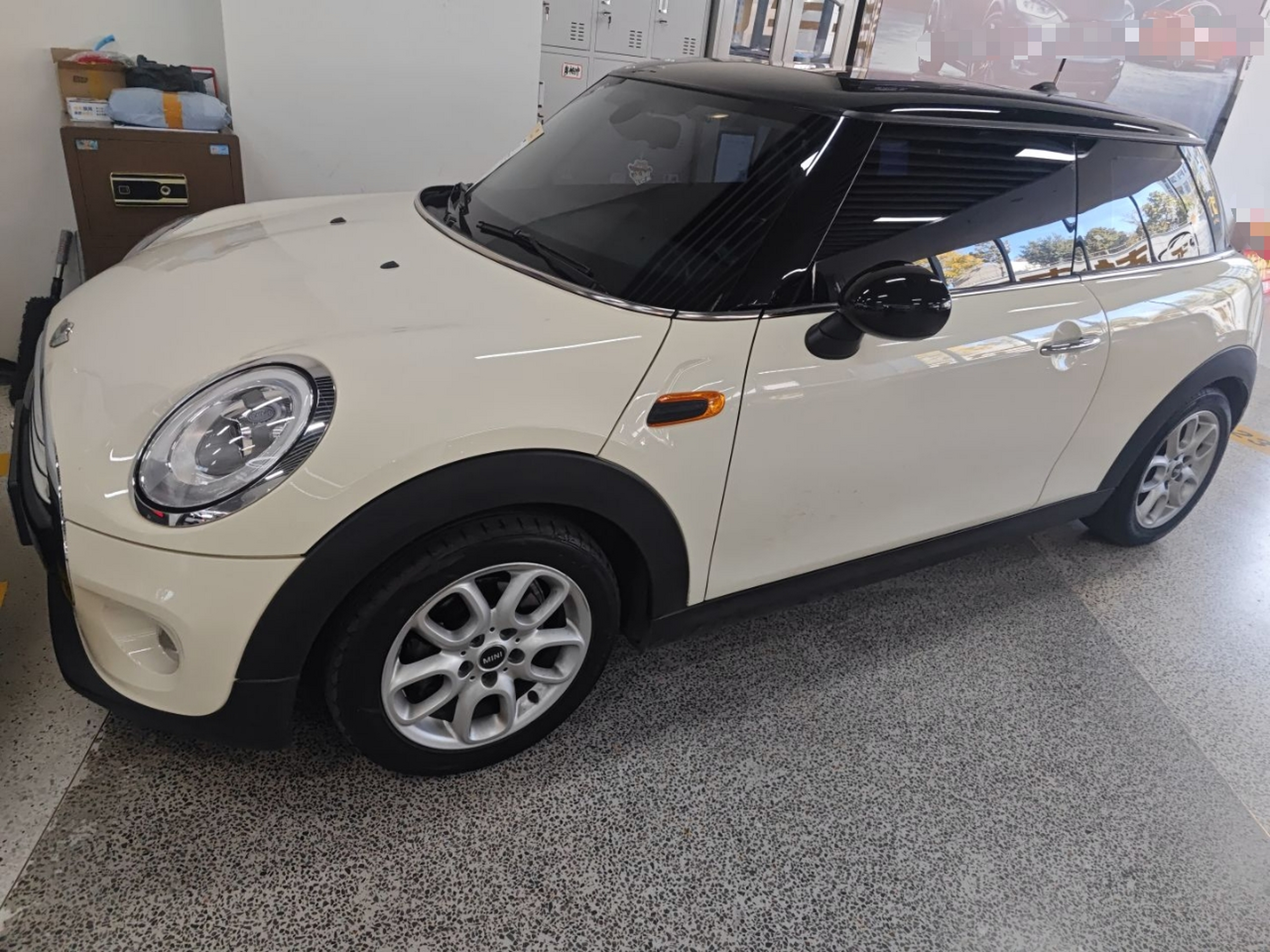 تحت مقدمة السيارة