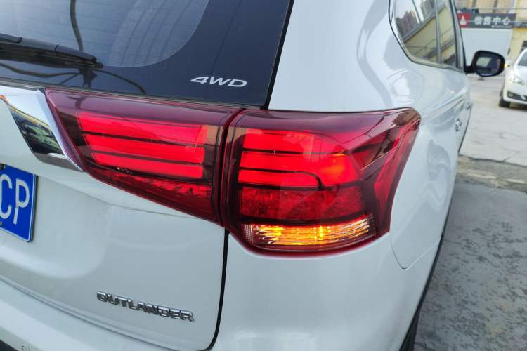 Used Mitsubishi Outlander 2019 2.4L 4x4 Zhi Xiang Edition 5 Seats China VI Standard
