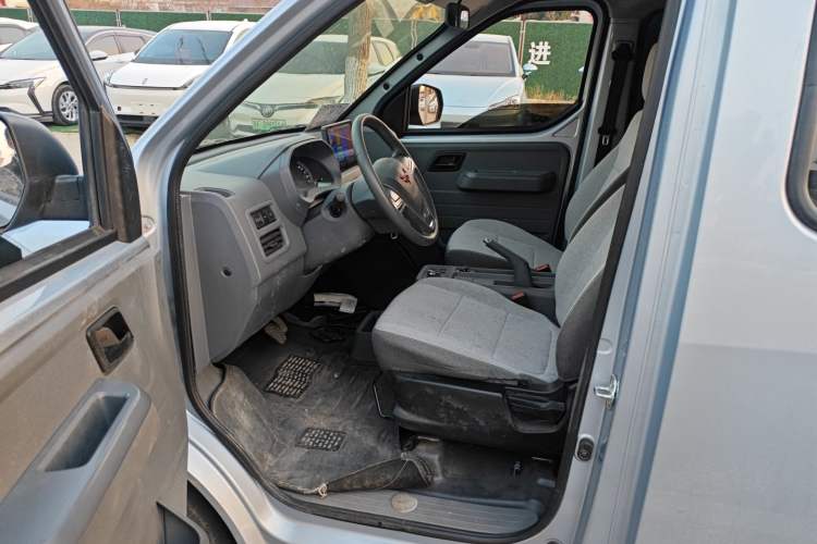 Used Wuling Yangguang 2024 300KM Comfort Version Passenger Van 75kW
