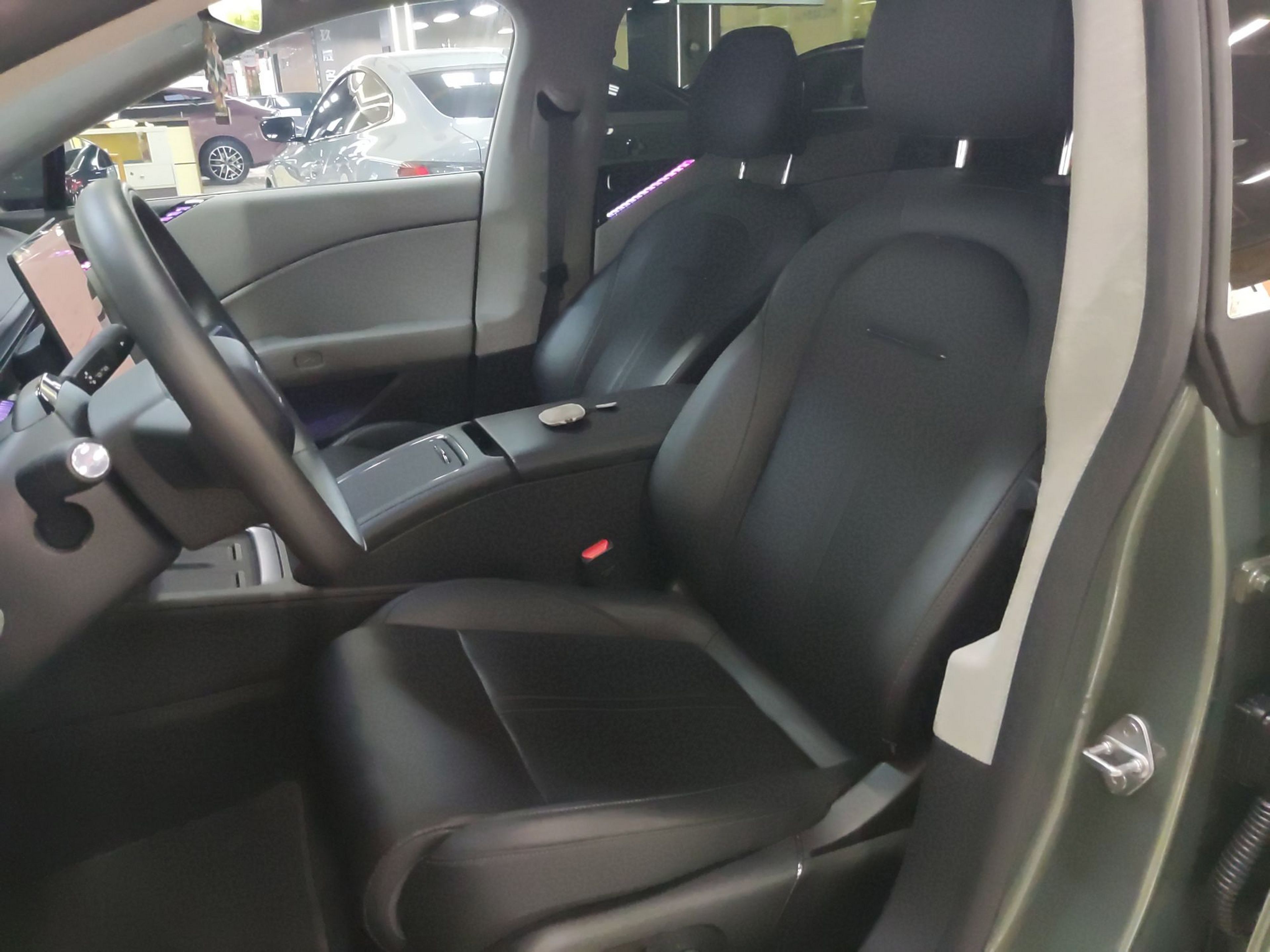 المقاعد الأمامية داخل السيارة