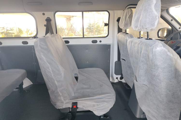 Used Wuling Yangguang 2024 300KM Comfort Version Passenger Van 75kW
