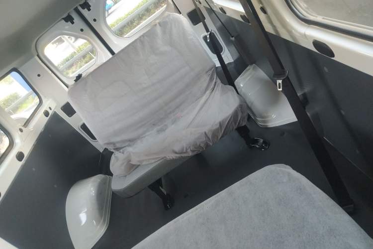 Used Wuling Yangguang 2024 300km Comfort-Grade Passenger Van 60kW