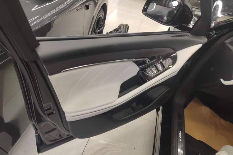 Used VOYAH FREE 2025 318 259 km All-Wheel-Drive Exploration Edition
