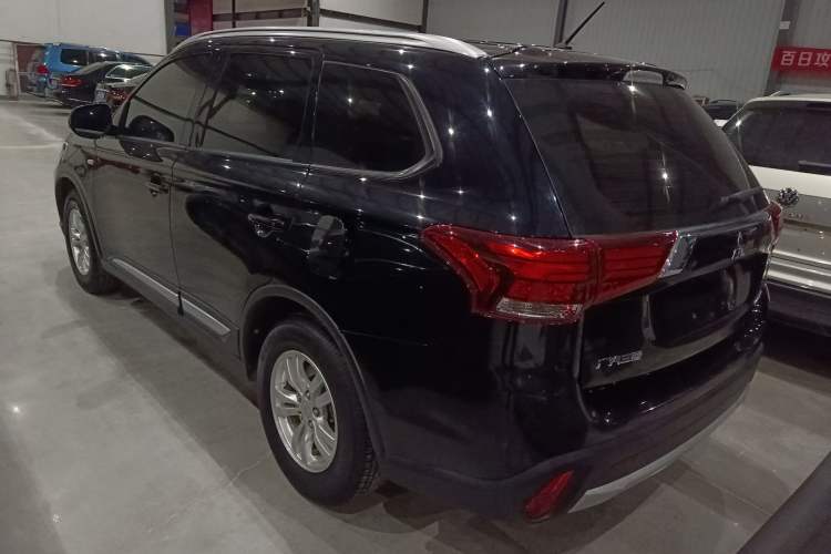 Used Mitsubishi Outlander 2016 2.0L Two-Wheel Drive Fashion Edition 5 Seats