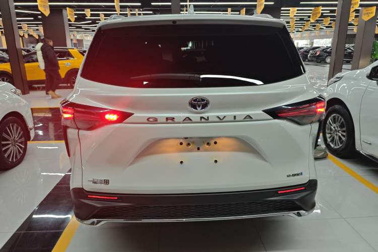 Used Toyota Granvia 2023 2.5L Hybrid Comfort Edition