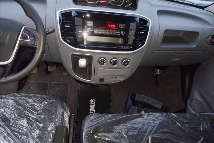 Used SAIC MAXUS Xintu V80 2023 2.0T Manual Classic Aoyuntong Short Wheelbase Mid-Roof 5/6-Seater