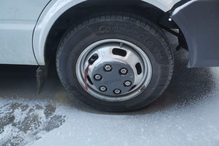 Used Iveco Daily 2023 2.5T A35M1 Multi-Purpose Passenger Vehicle Short Wheelbase Mid-Roof Design Dual Side Sliding Doors Automatic Transmission
