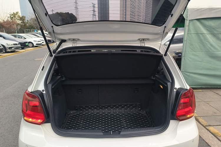 Used Volkswagen Polo 2016 1.6L Automatic Comfort Model