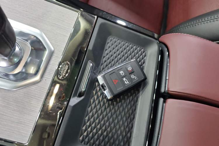 Used Land Rover Range Rover Evoque 2021 Range Rover Velar 249 PS R-Dynamic HSE Luxury Edition
