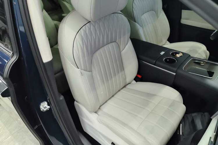 Used VOYAH Dream 2025 PHEV Four-Wheel-Drive Flagship Kunpeng Edition
